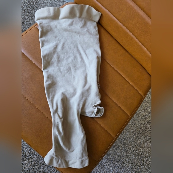 SKIMS Seamless Sculpt Solution Short Left Leg Exposed - Picture 4 of 5